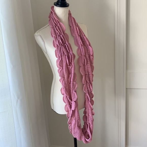 Dusty pink ruffled loop scarf - Picture 2 of 4